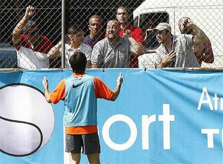 Ultras del Valencia increpan a un futbolista durante un entrenamiento.