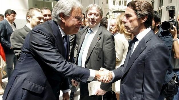 Felipe Gonz&aacute;lez estrecha la mano a Jos&eacute; Mar&iacute;a Aznar.