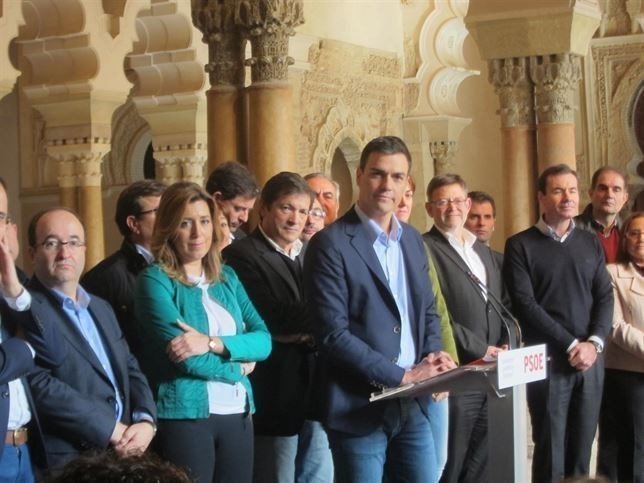 Pedro Sánchez con los barones regionales en Zaragoza.