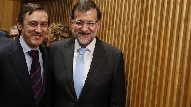 Rafael Hernando y Mariano Rajoy.