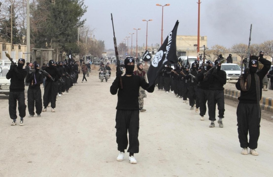 Miembros del Estado Islámico encapuchados.
