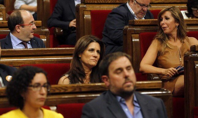 Miquel Iceta y S&aacute;nchez-Camacho conversan en el Parlament.