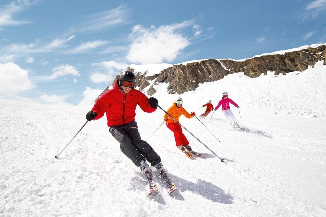 Esquiadores practicando su deporte favorito.