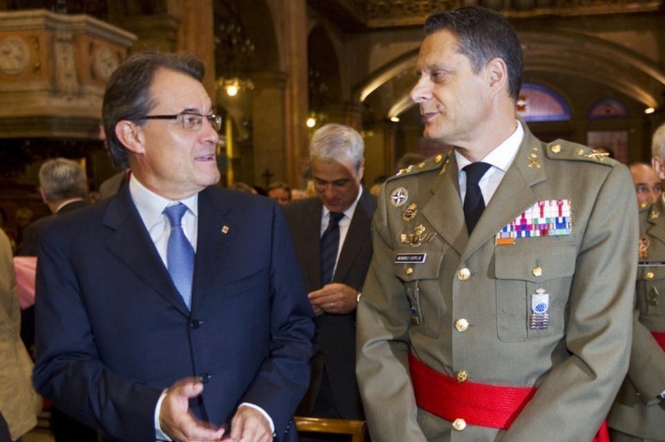 Artur Mas conversa con el teniente general Ricardo Álvarez Espejo.