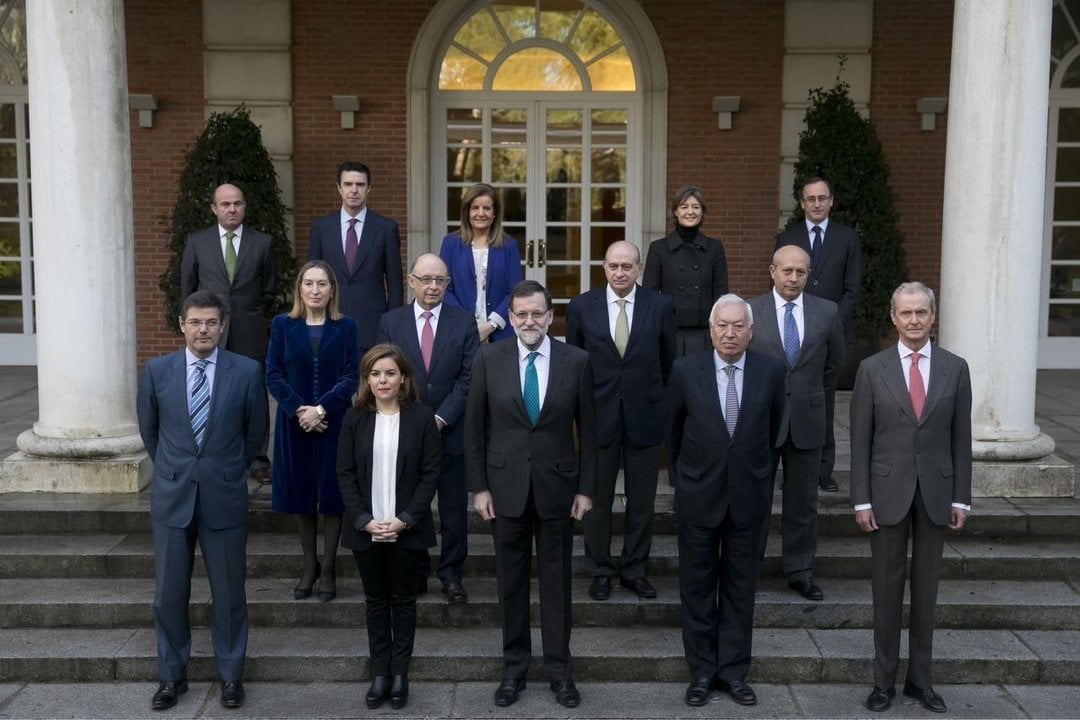 Rajoy y los ministros en Moncloa.