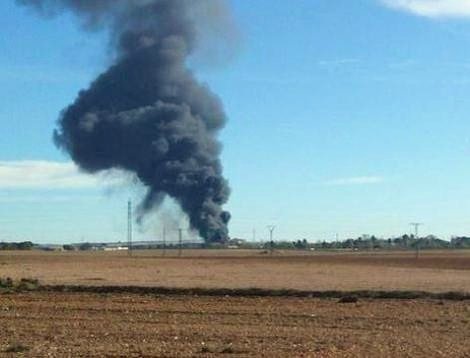 Columna de humo negro provocada por el accidente de un F-16 en la base aérea de Albacete.