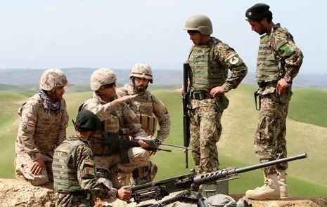 Militares españoles en Afganistán durante unos ejercicios con soldados locales.
