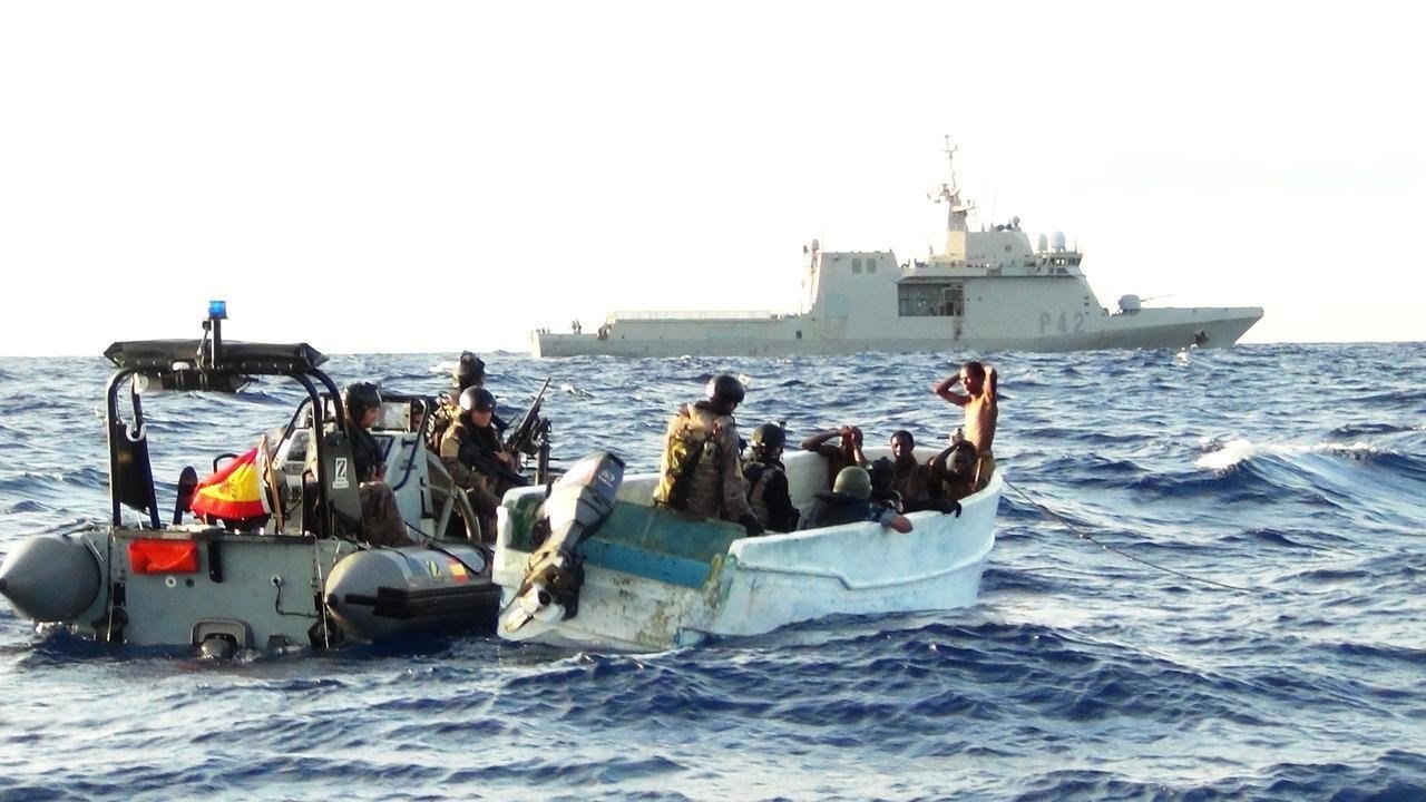 Un equipo de Infantería de Marina inspecciona una embarcación sospechosa en aguas de Somalia.