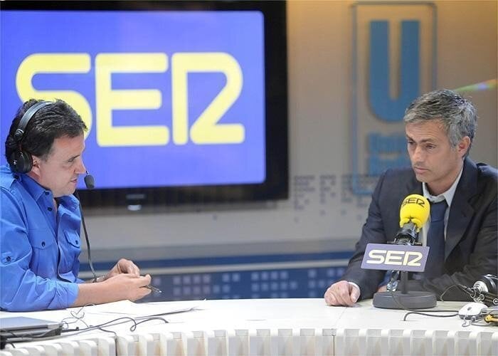 Jos&eacute; Ram&oacute;n de la Morena entrevistando a Mourinho.