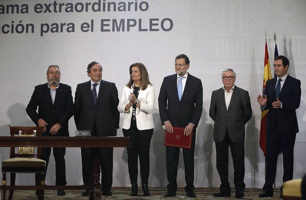 M&eacute;ndez, Rosell, Rajoy, B&aacute;&ntilde;ez, Toxo y Garamendi, tras firmar el acuerdo.