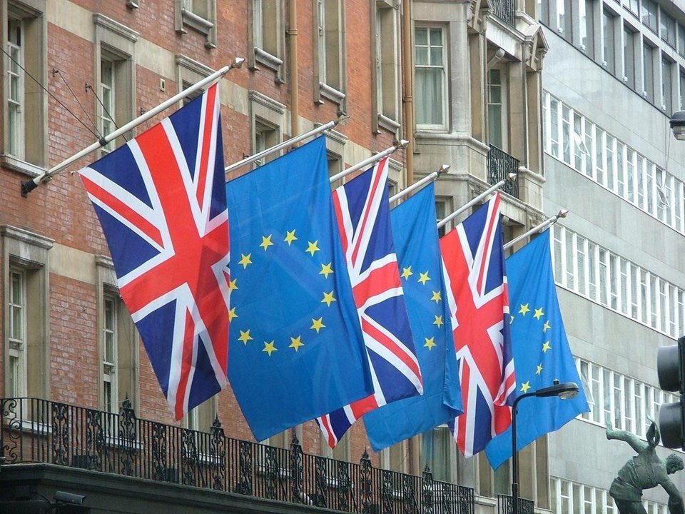 Banderas británicas y de la Unión Europea ondeando juntas en Londres. 