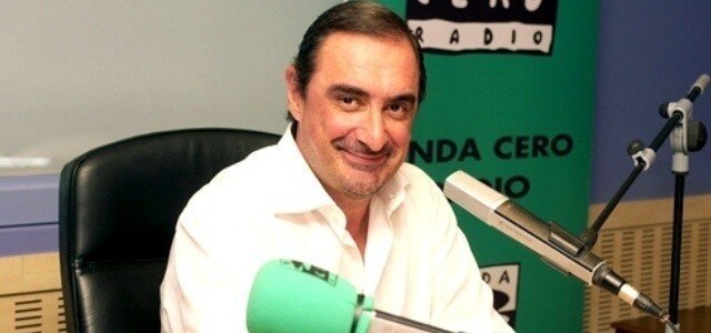 Carlos Herrera, delante del micr&oacute;fono de Onda Cero.