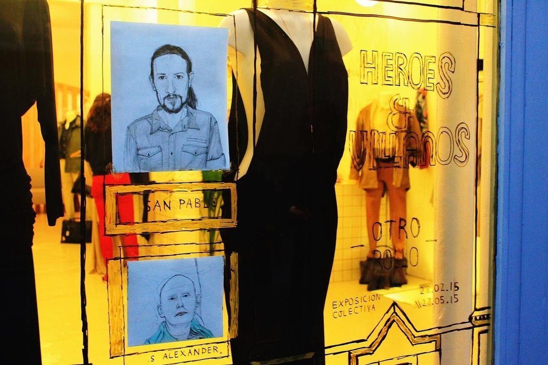 Retratos de Pablo Iglesias, Esperanza Aguirre y otros personajes en una tienda de Madrid.