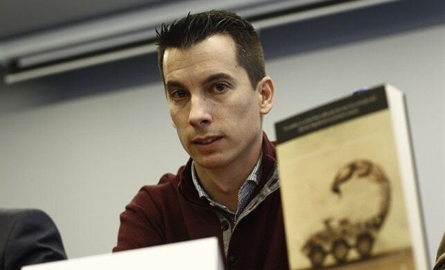 El teniente Segura durante la presentaci&oacute;n de su libro.