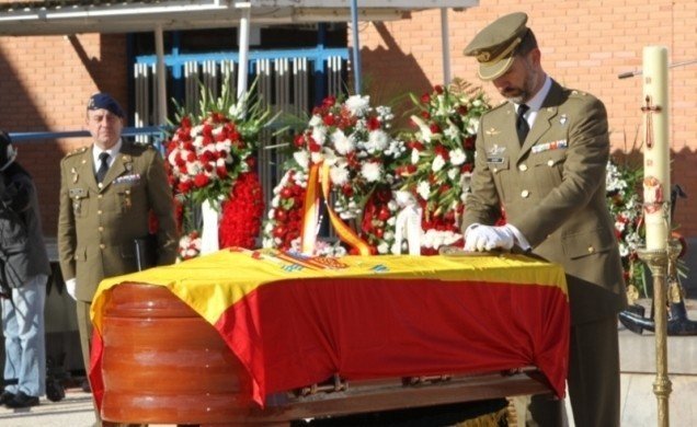 Felipe VI impone una Cruz del Mérito Militar a un miltiar fallecido en acto de servicio.