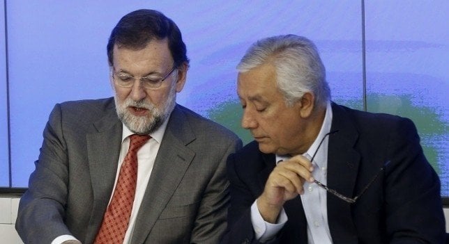 Rajoy, junto a Javier Arenas, en el comité ejecutivo de ayer.