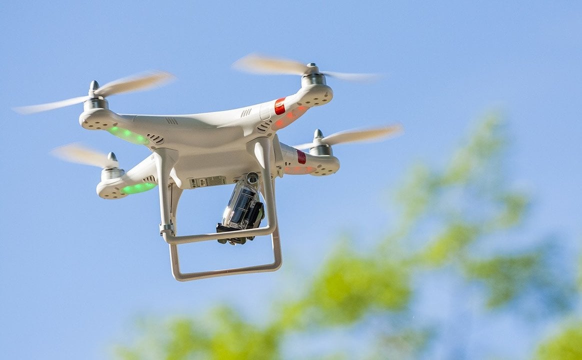 Drone en vuelo en una misisón de vigilancia con videocámara instalada. 