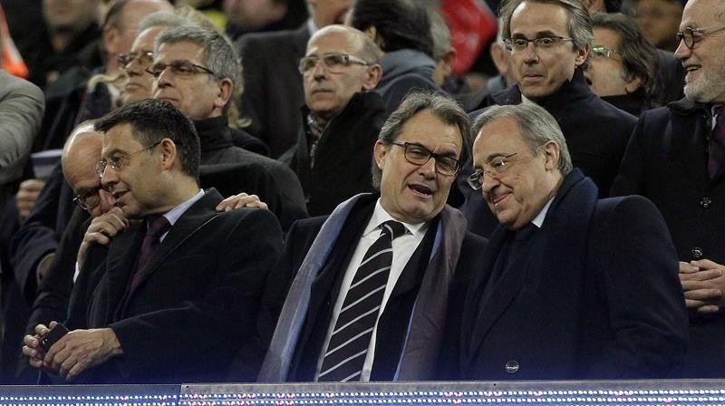 Artur Mas y Florentino Pérez conversan en el palco del Camp Nou.