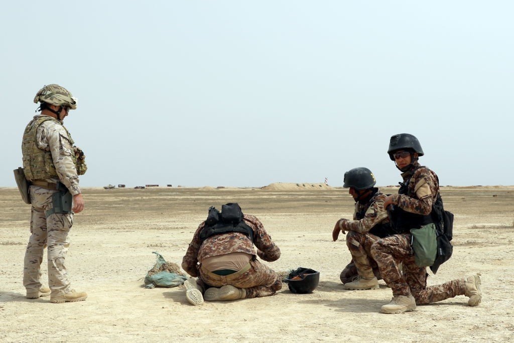 Un militar español dirige un ejercicio de tropas iraquíes con mortero.