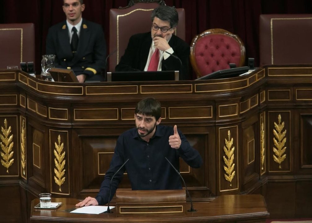 Álvaro Sanz durante una intervención parlamentaria.
