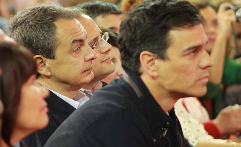 Jos&eacute; Luis Rodr&iacute;guez Zapatero y Pedro S&aacute;nchez durante la Conferencia Municipal del PSOE.