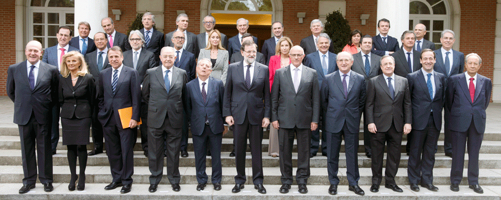 Rajoy posa en las escalinatas del Palacio de La Moncloa con los integrantes del Foro Puente Aéreo.