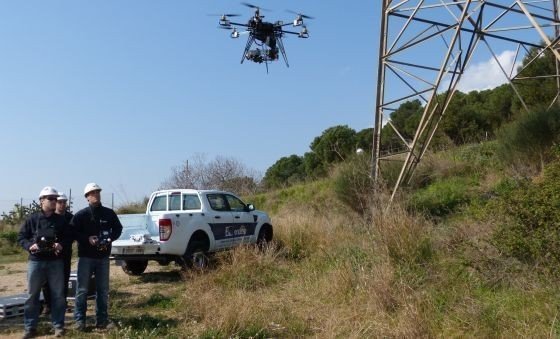 Unos operarios de Endesa supervisan los trabajos de comprobación de un dron.