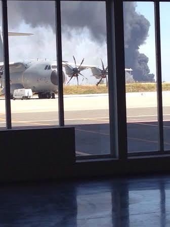 Imagen de la columna de humo vista desde las instalaciones de Airbus en Sevilla.