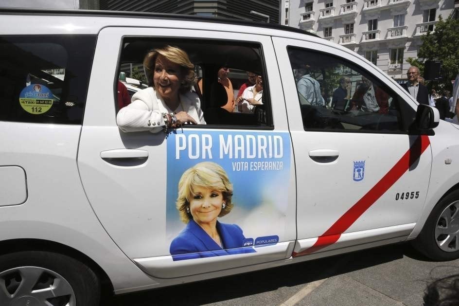 Esperanza Aguirre, durante la presentación de los taxis que llevarán sus carteles electorales.