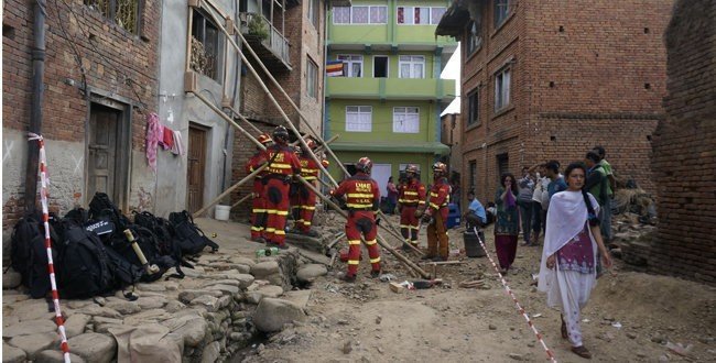 Miembros de la UME aseguran la estructura de un edificio dañado en Nepal