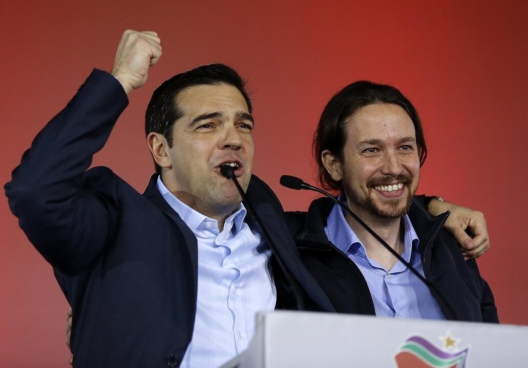Alexis Tsipras y Pablo Iglesias en el acto central de campa&ntilde;a de Syriza en Atenas.