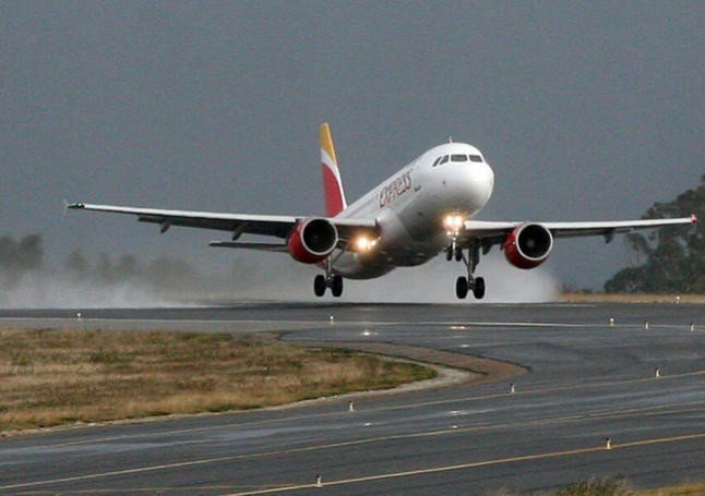 Avión de Iberia en pista.
