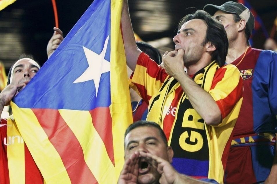 Aficionados del FC Barcelona pitan durante el Himno de España en una final de la Copa del Rey.