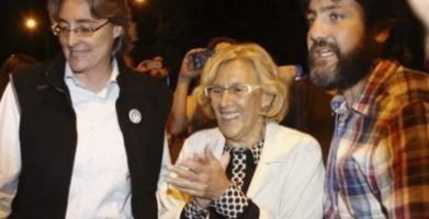 Manuela Carmena, durante la celebración de los resultados en la Cuesta de Moyano de Madrid.