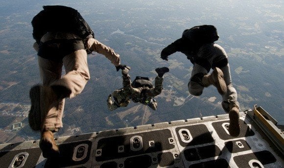 Militares estadounidenses realizando una práctica de salto de paracaídas a gran altura.