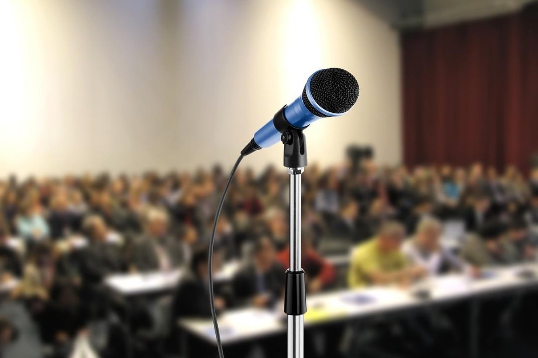 Micrófono en una sala de conferencias. 