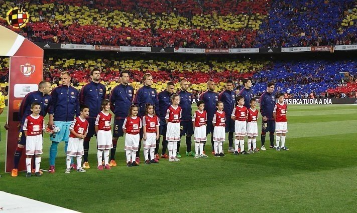 Los jugadores del FC Barcelona escuchan el himno de España en la final de Copa del Rey.