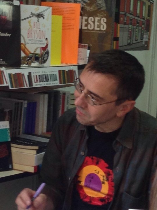 Juan Carlos Monedero firma sus obras en la Feria del Libro de Madrid.