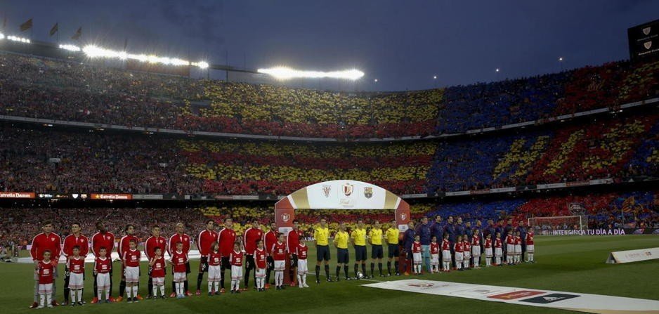 Los jugadores de Athletic y Barça, escuchando el himno.