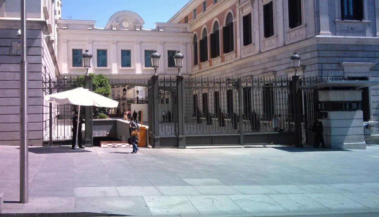 Sombrilla instalada en la entrada del Congreso de los Diputados.