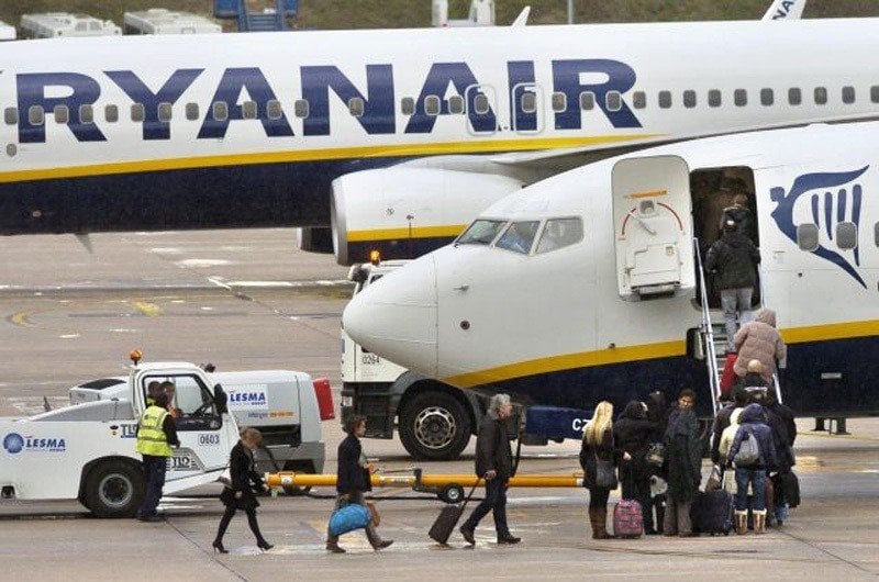 Pasajeros subiendo a bordo de un avión de Ryanair