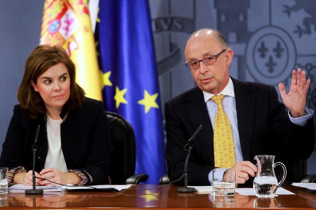 La vicepresidenta, Soraya Sáenz de Santamaría, y el ministro de Hacienda y Administraciones Públicas, Cristóbal Montoro.