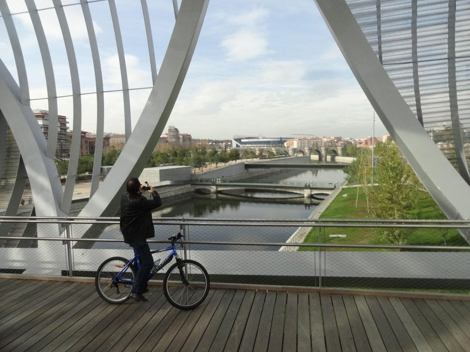Vista de Madrid Río desde uno de los puentes que lo cruzan. 