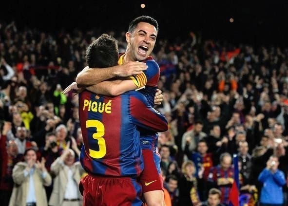 Xavi Hernández y Gerard Piqué celebran un gol del FC Barcelona. Eran otros tiempo 2015