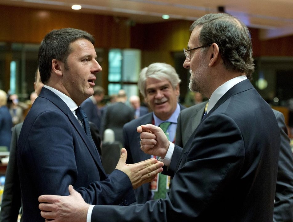 Matteo Renzi y Mariano Rajoy hablan en un receso de un Consejo Europeo.