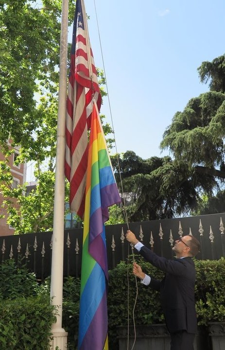 James Costos izando la bandera gay.