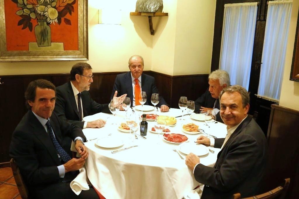 Cena del rey Juan Carlos con los cuatro presidentes del Gobierno.