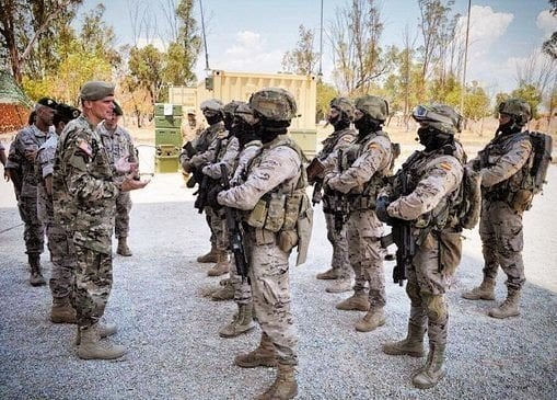 El general estadounidense al mando del SOCOM conversa con los 'boinas verdes' que participaron en el ejercicio.