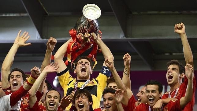 Casillas levanta la Eurocopa 2012 ganada por España.