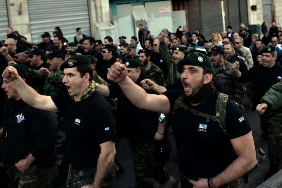 Miembros de una asociación de militares griegos protestando en Atenas contra los recortes en Defensa.